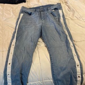 Soho capris with buttons on side legs